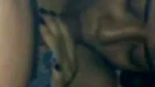 তিনি তার মুখের মধ্যে তার দীর্ঘ চামড়া বাংলা সেক্য ভিডিও মোরগ স্টাফ করার চেষ্টা করে